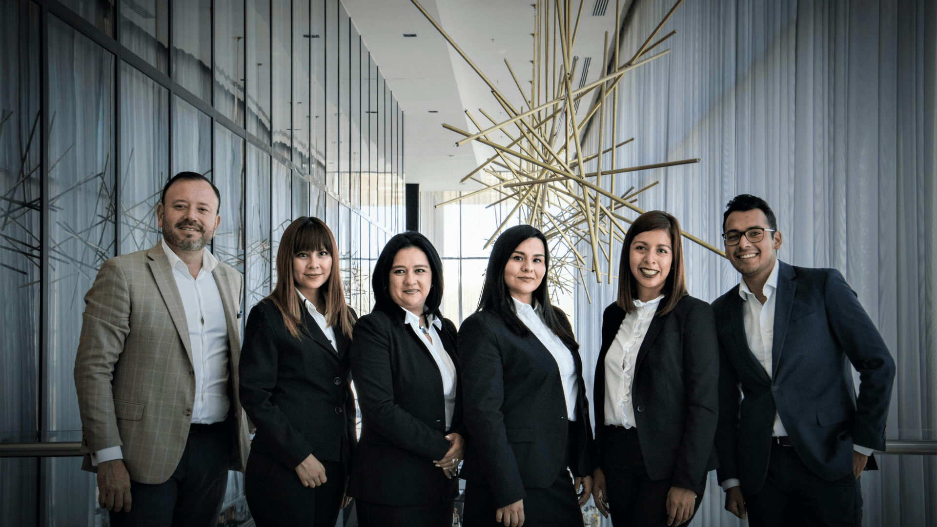 Equipo de A&S Estudio Contable revisando reportes financieros