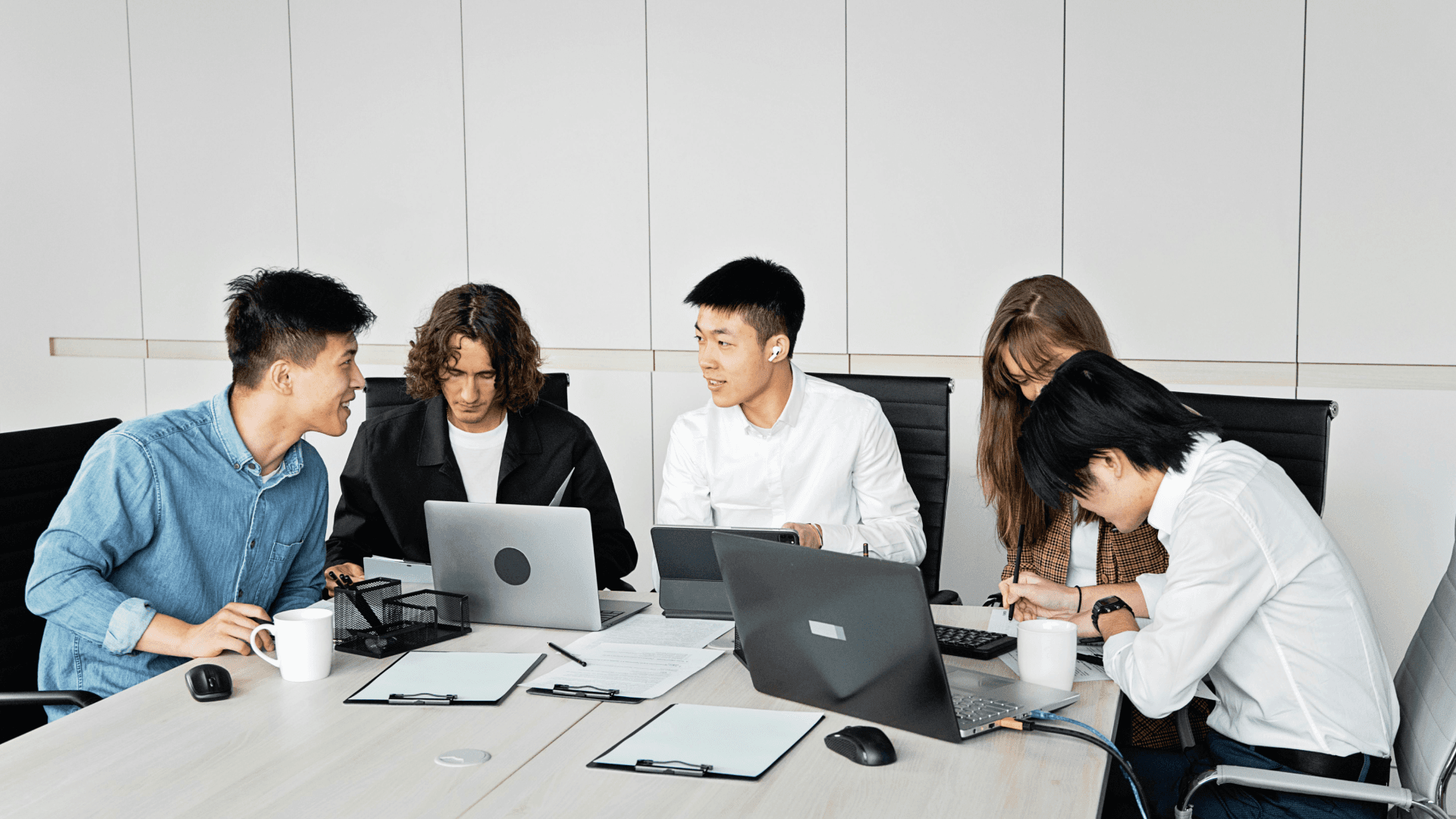 Empresarios en una reunión de consultoría empresarial